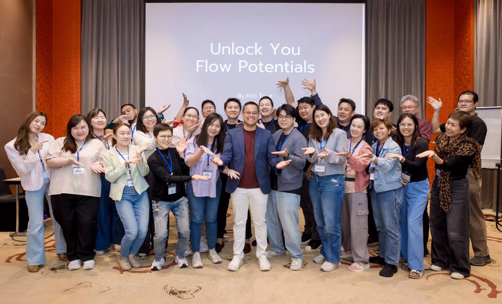 ผู้เข้าร่วม Workshop Unlock Your Flow Potential ถ่ายภาพหมู่ร่วมกับกิตติ ไตรรัตน์